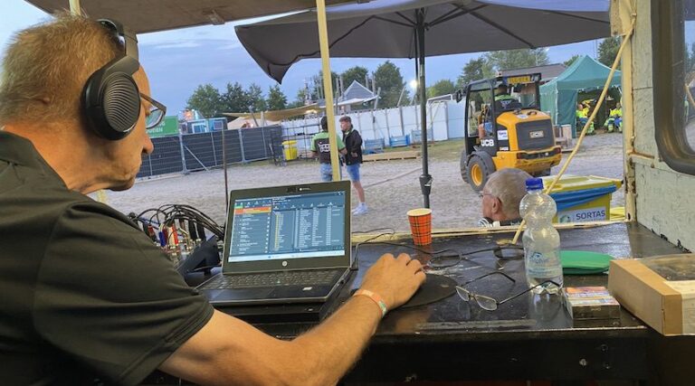 Dick is weer radio-actief - 71