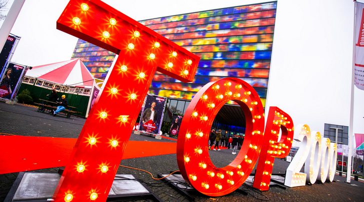 (Nederlands) Blad 2584: Ronald Giphart, Desiree van der Heiden, Top 2000, Radio Noordzee