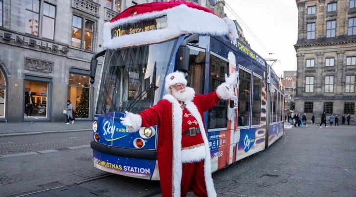 Blad 2599: Sky Radio, Radio Caroline, Studio 100