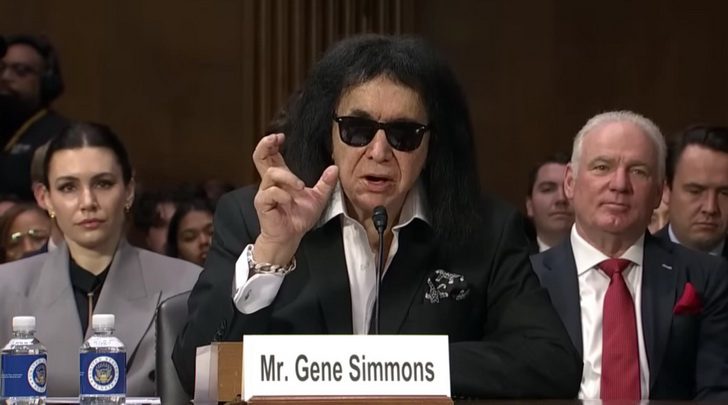 Blad 2604: Radio Monique, iHeartRadio, Gene Simmons, Radio Report