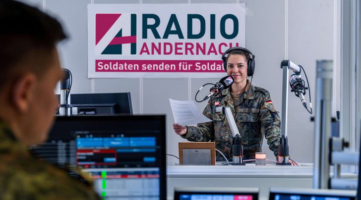 Blad 2674: RAI, Bundeswehr, Jackie 'O', Kawtar